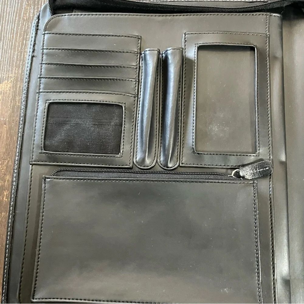 Franklin Covey Black 3-Ring Binder with Pull Out Handles Lots of Storage Space
